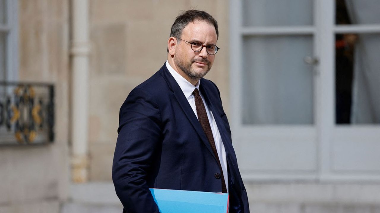 Aurélien Rousseau a la sortie de l'Elysée, un dossier bleu sous le bras